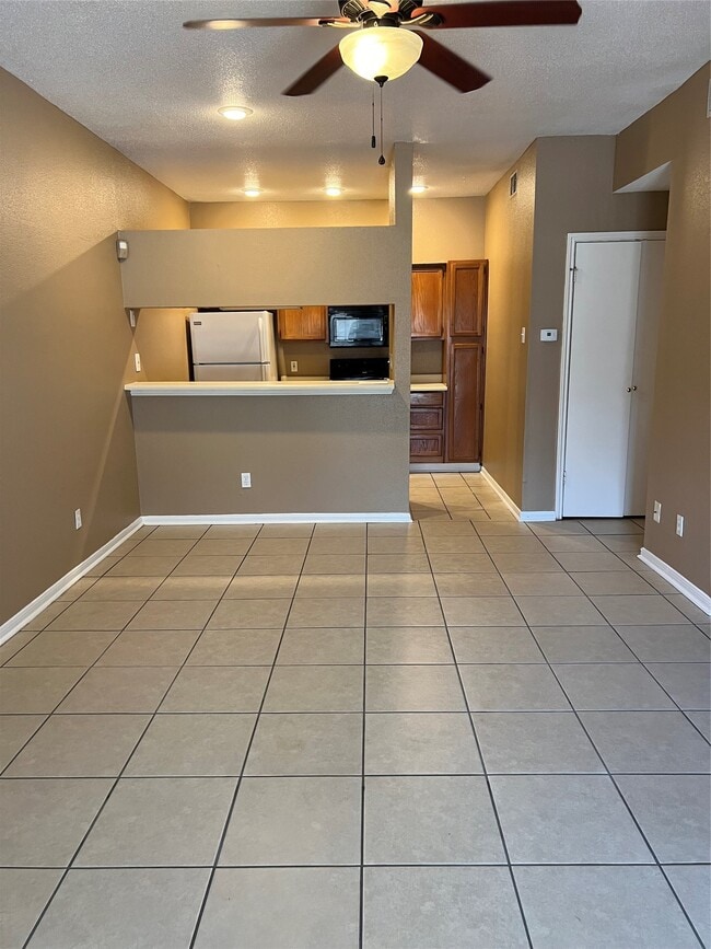 Building Photo - 2121 El Paseo St