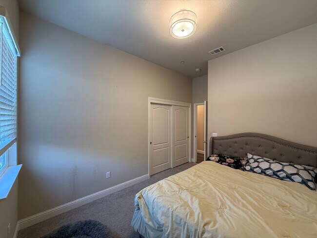 Building Photo - Upgraded single story home in Manteca!