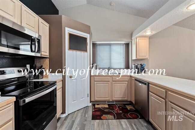 Building Photo - Fantastic 4 bed 2 Bath, 3 Car Garage with ...