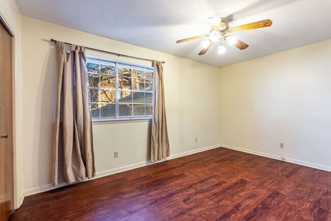 Building Photo - Meadowbrook Lane