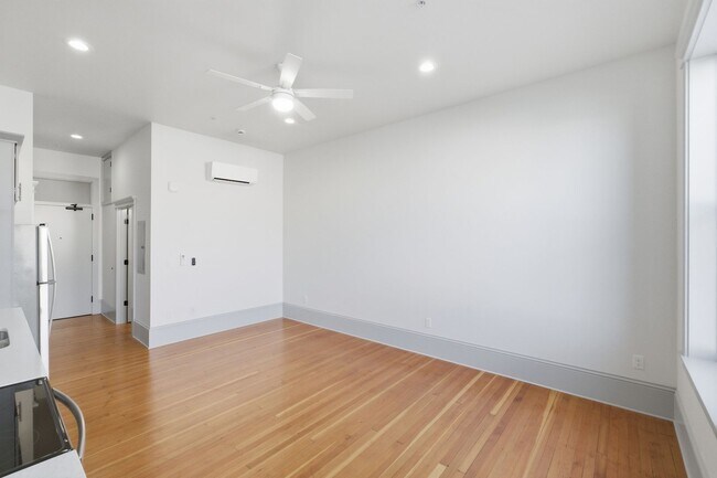 Building Photo - MOVE IN SPECIAL - NEWLY RENOVATED DOWNTOWN SALEM STUDIO