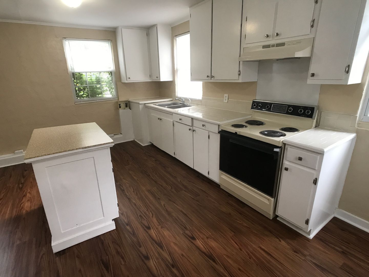 Building Photo - 1122 1/2 E 37th St