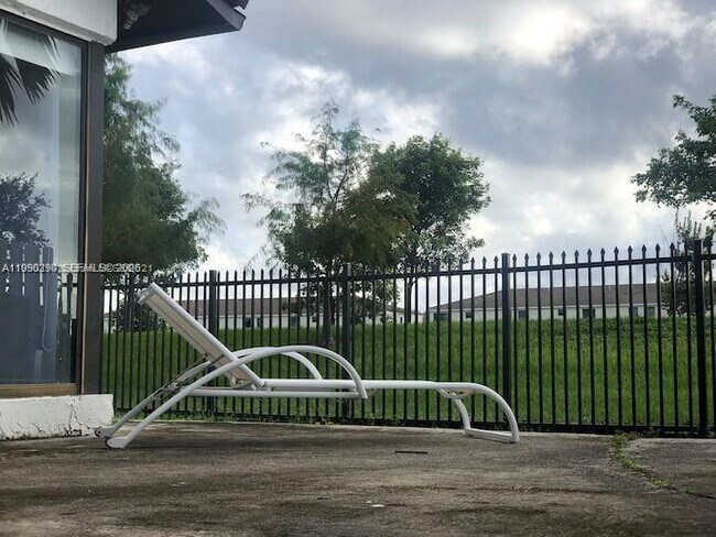 Building Photo - 534 NE 195th St