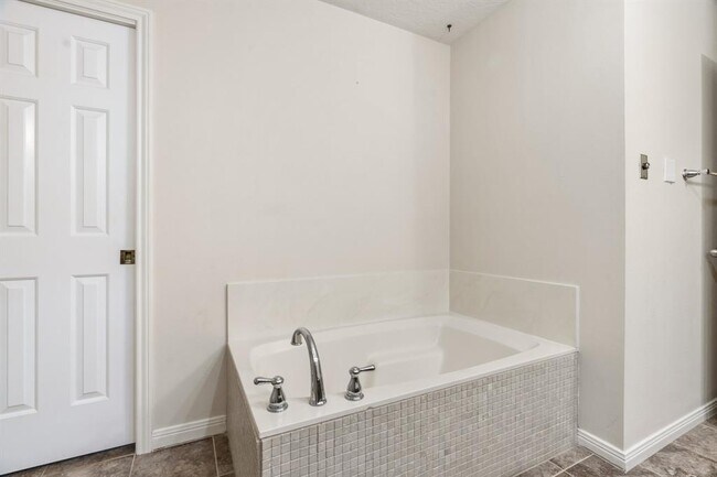 Building Photo - 3127 Lake Island Dr