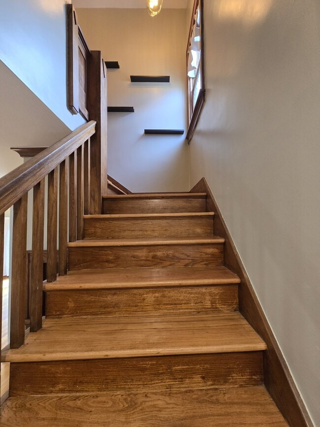 Building Photo - 1321 W Univ Ave