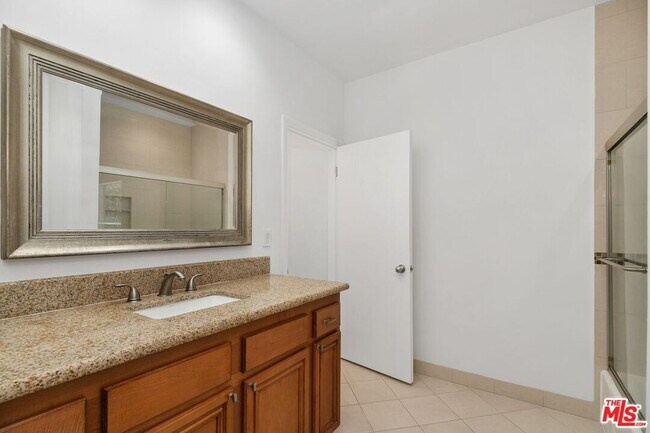 Building Photo - 517 Elm Dr