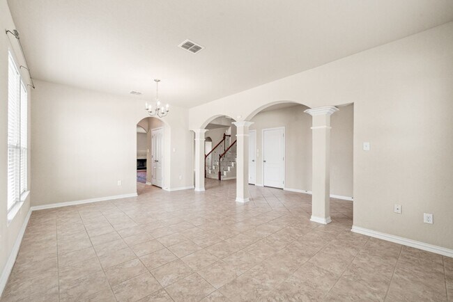 Building Photo - New Braunfels Beauty with plenty of SPACE!