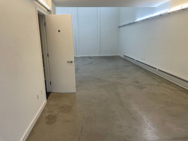 Building Photo - Bright Live-Work Studio  & Tall Ceilings o...