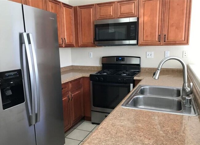 Building Photo - ABSOLUTELY BEAUTIFUL 3 BEDROOM 2 1/2 BATH