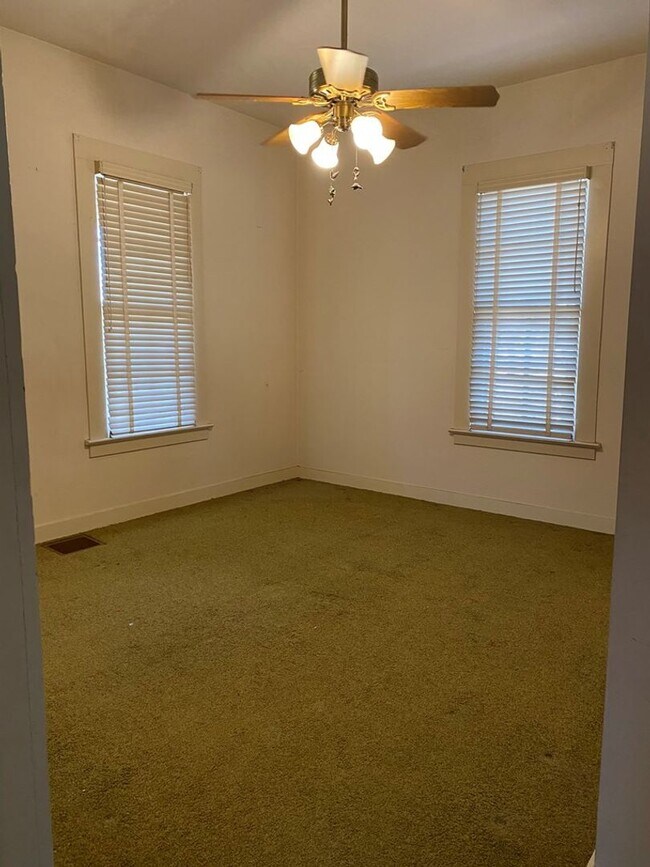 Building Photo - 209 W Hackberry St