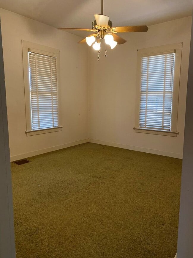 Building Photo - FOR LEASE!!