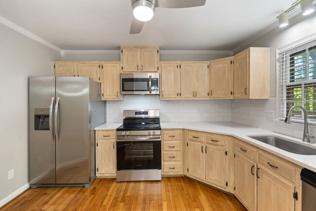 Building Photo - Renovated 3 Bed Ranch Style with large Fenced-in yard!