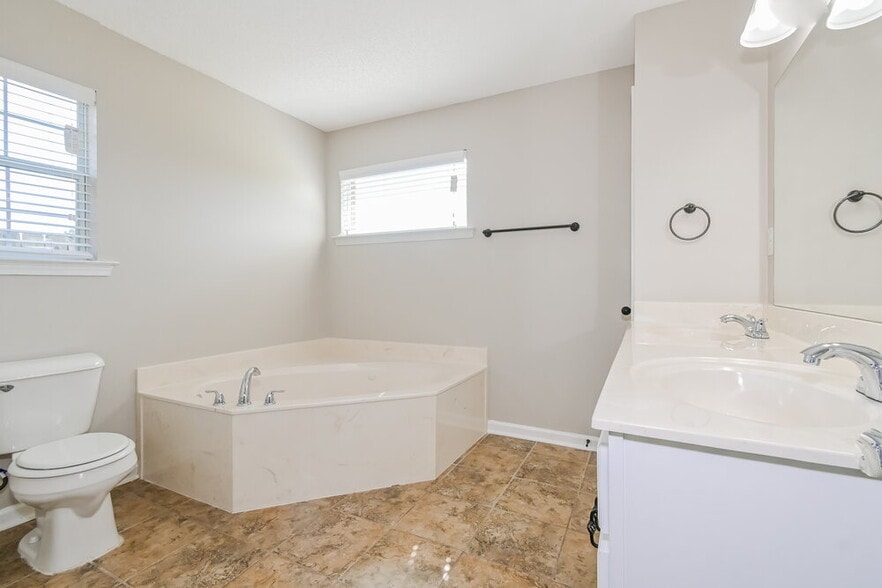 Building Photo - 7895 Ridgedale Dr