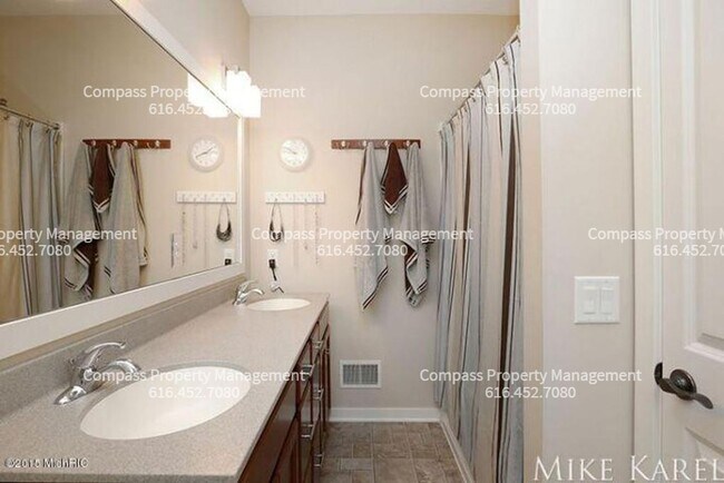 Building Photo - COMING SOON! 5 Bed 3.5 Bath Home in Hudson...