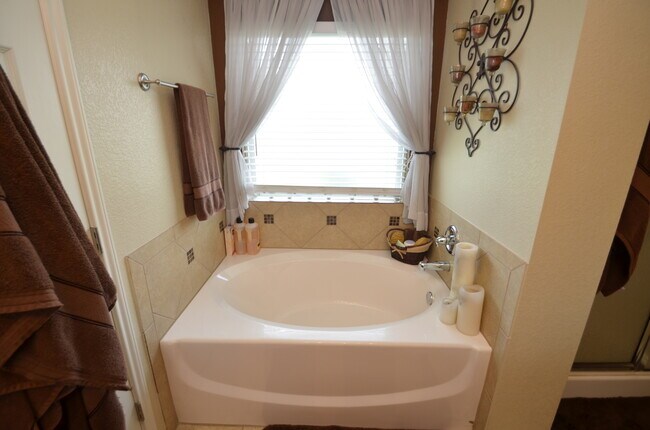 Building Photo - Gorgeous 3 bedroom 2 bath home in desired ...