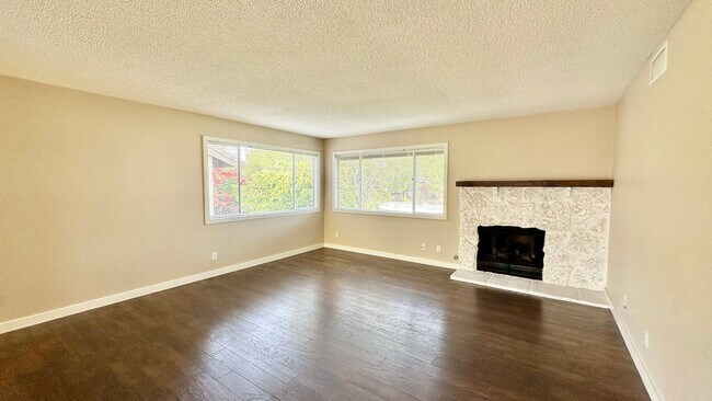 Building Photo - Beautifully Remodeled Upstairs Condo Unit with Private Balcony Patio in Downtown Fallbrook!