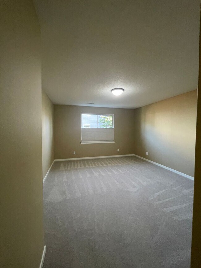 Building Photo - Beautiful Home with lots of upgrades