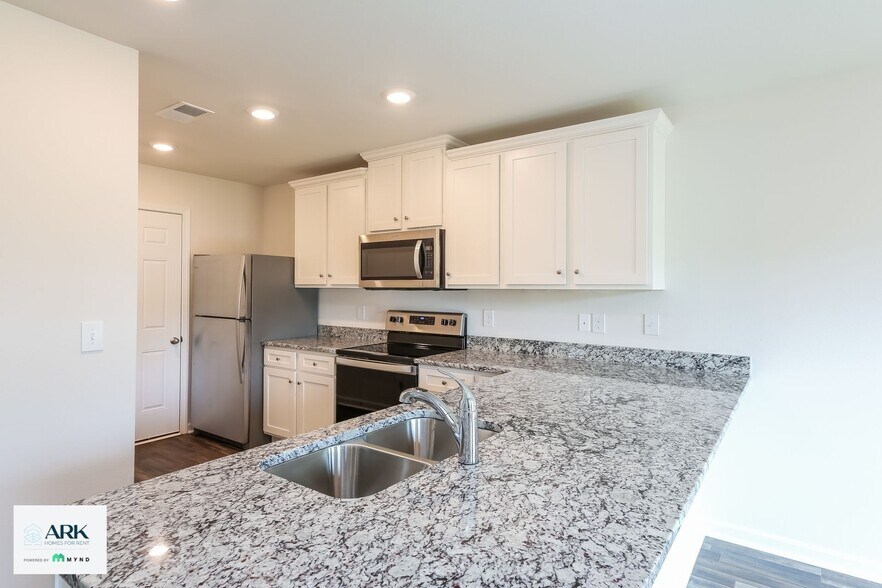 Building Photo - 2106 Southlea Dr