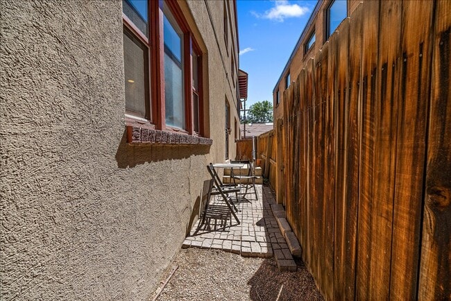 Building Photo - Uptown condo available immediately