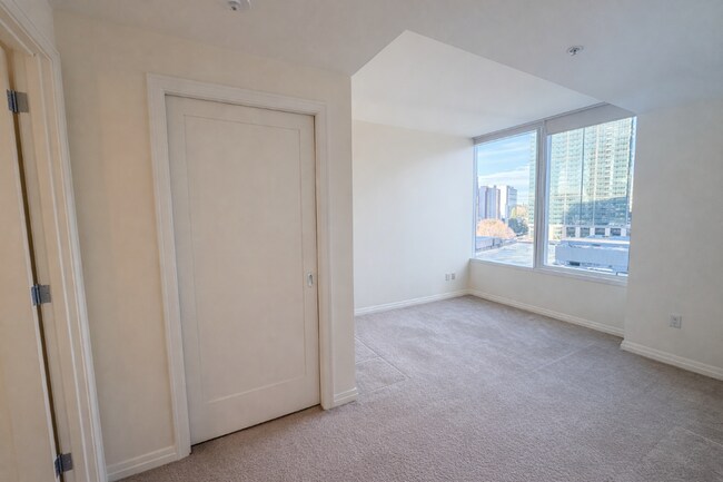 Building Photo - 1Bd/1.5Ba Bellevue Condo