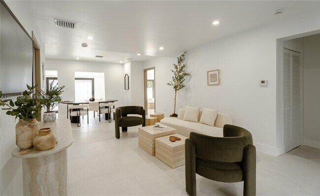 Building Photo - 1221 Biarritz Dr