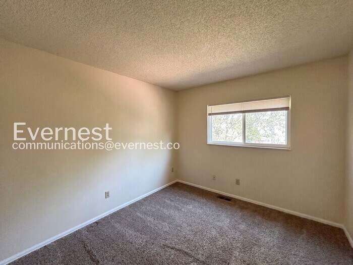 Building Photo - 2702 Dickens Dr