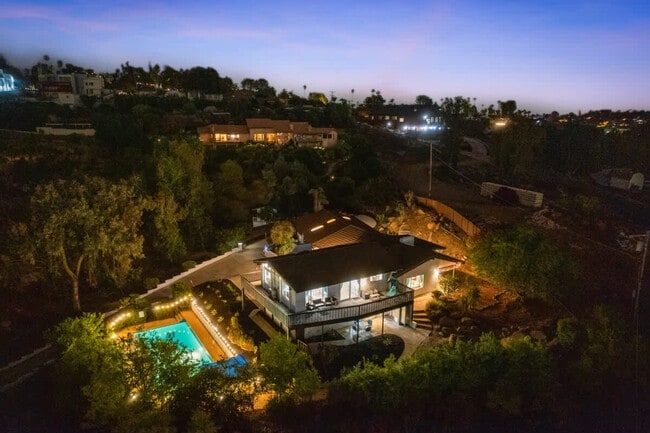 Building Photo - 5048 Bluff Pl