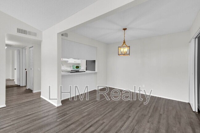 Building Photo - 930 S Dobson Rd