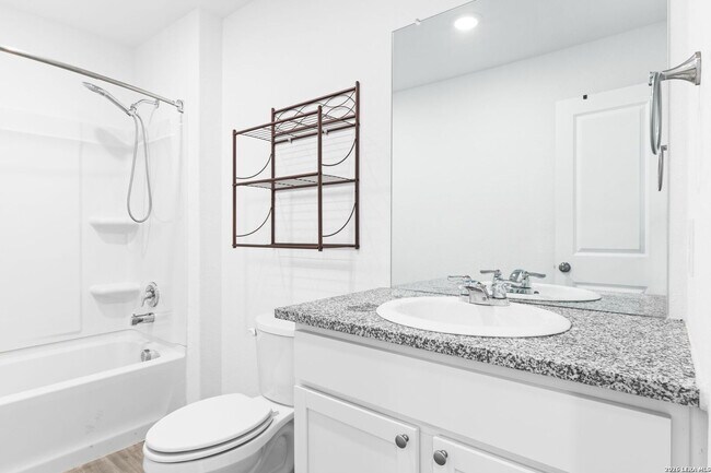 Building Photo - 422 De Herrera