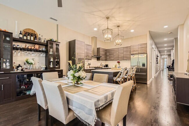 Building Photo - Beautiful 3 bedroom 3 Bathroom home