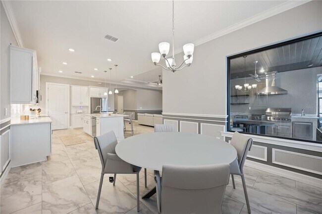 Building Photo - 645 Maraviya Blvd