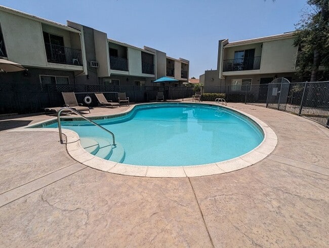 Building Photo - 2 bedroom, 1.5 bathroom Townhome in El Cajon