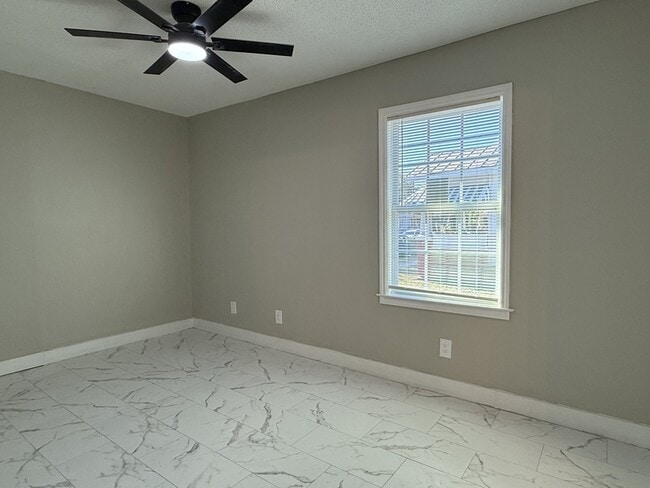 Building Photo - 728 W 39th St