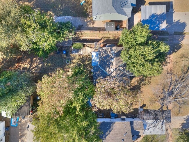 Building Photo - 2 Bed 1 Bath - Refrigerator Included - Urb...