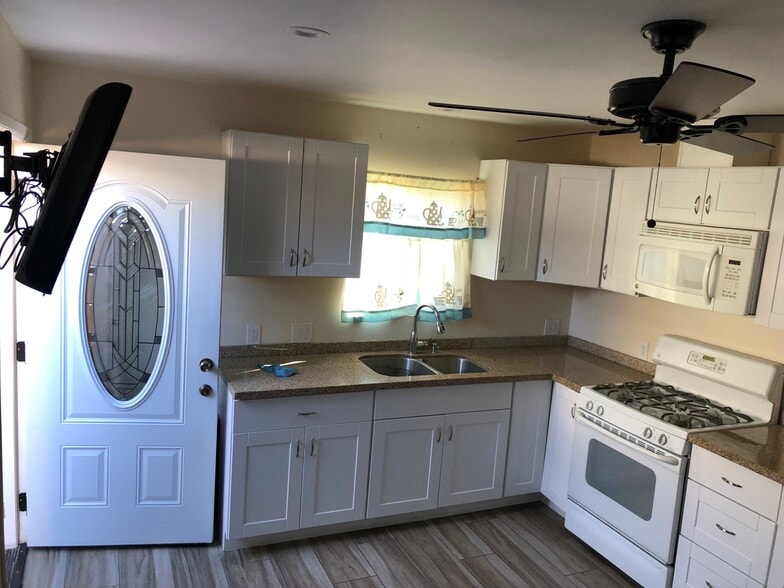 Primary Photo - 18334 Lorne St