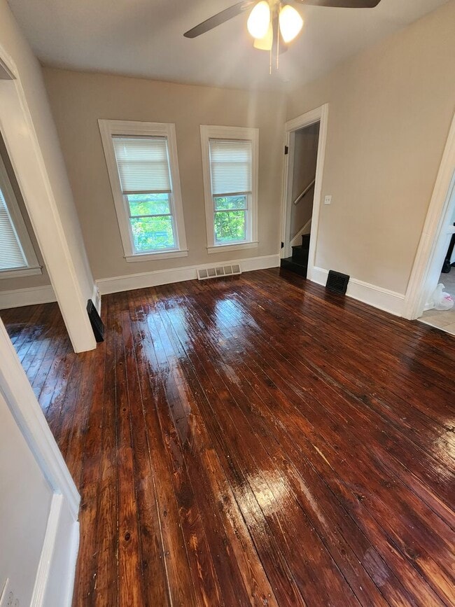 Building Photo - Renovated Private Home