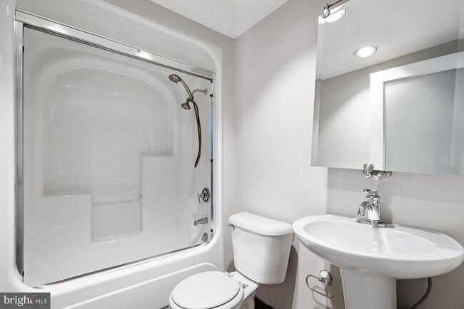 Building Photo - 7 N Christopher Columbus Blvd