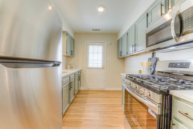 Building Photo - 548 N 6th St