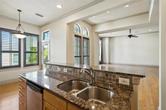 Building Photo - 2318 Camden Dr