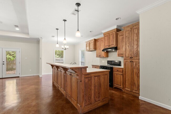 Building Photo - 3 BDR / 2 BATH Home  MOVE IN SPECIAL