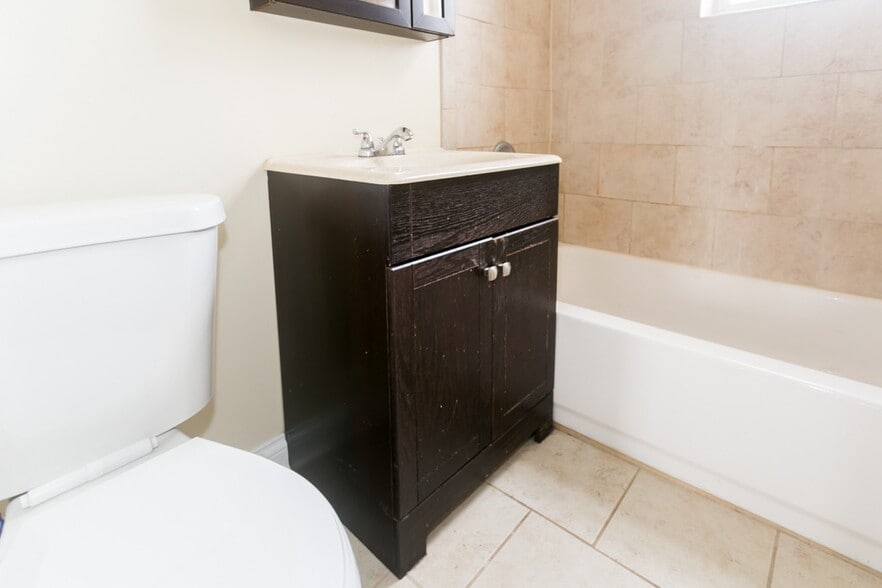 Building Photo - 4430 N Wolcott Ave