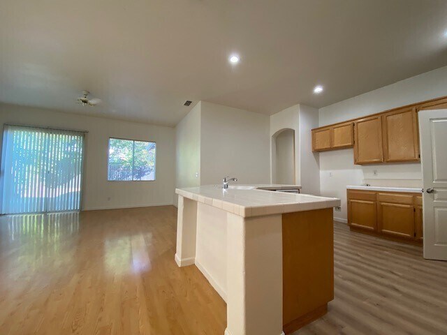 Building Photo - Charming 5 bedroom 2.5 bathroom home located in Natomas!