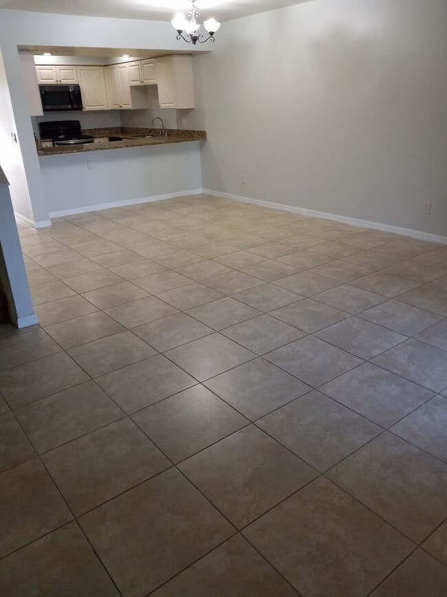 Building Photo - spacious townhouse.2 Bedrooms with 2-1/2 bathrooms