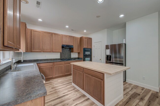 Building Photo - 208 Woodbrook Way