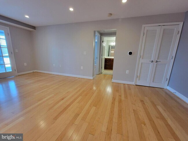 Building Photo - 4151 S Four Mile Run Dr