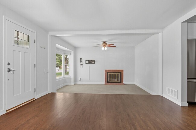 Building Photo - 3 bed 1 bath Ranch in Lowry in Denver