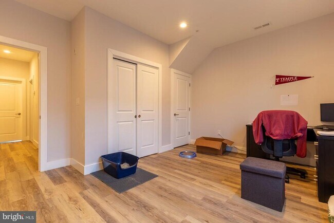 Building Photo - 1850 Frankford Ave