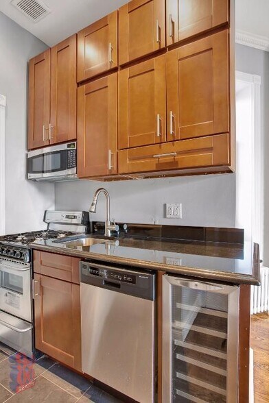 Building Photo - 248 Mott St