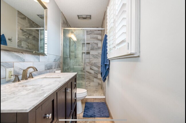 Building Photo - 2211 Kipping St