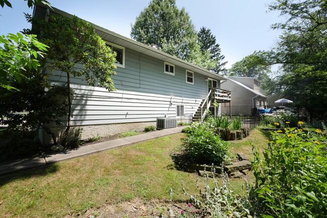 Building Photo - Renovated Singe Family Bi-Level near South...